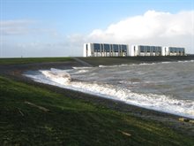 De sluizen bij Lauwersoog tijdens storm