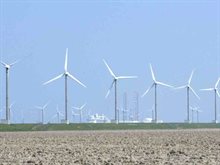 Windmolens langs de weg naar de Eemshaven