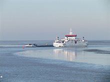 Baggerschip_passeert_veerboot_Ameland